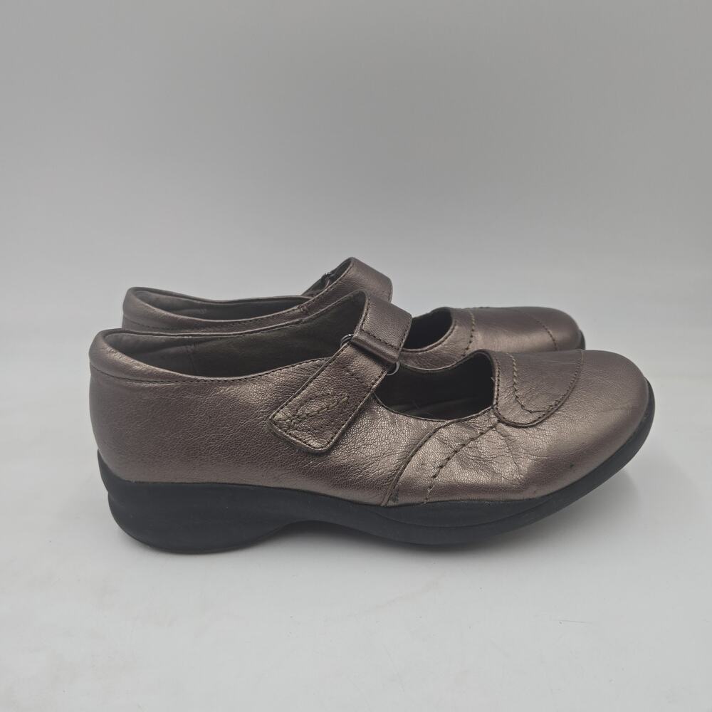 Clarks Womens Motion Camp Mary Jane Shoes Size 7.5 M Bronze Leather Comfort Flat